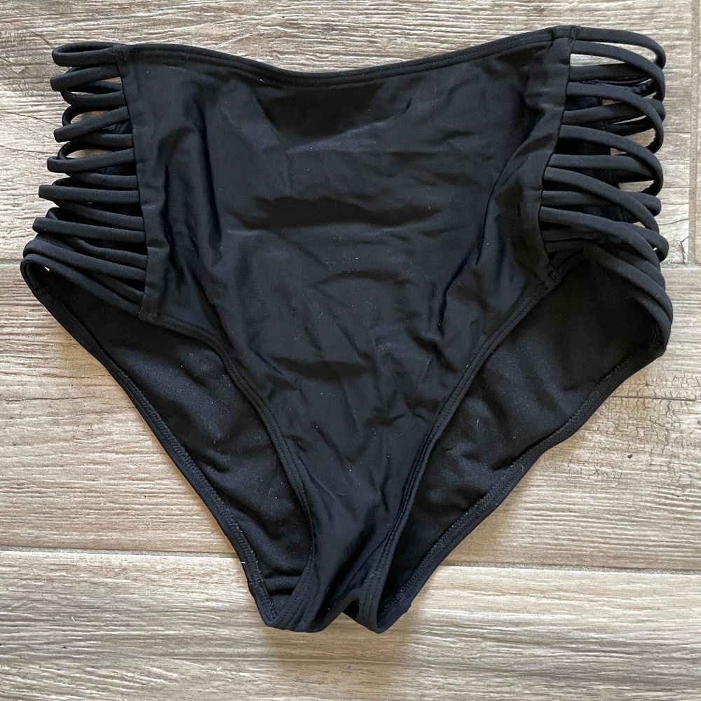 ❤️ HOLLISTER HIGH WAISTED CUT OUT SIDES BLACK BIKINI BOTTOM SIZE SMALL